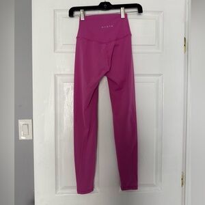 NVGTN Wild Berry Signature 2.0 Pink Leggings